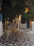 Une ruelle, de nuit