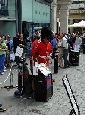 artistes, promeneurs et boutiques